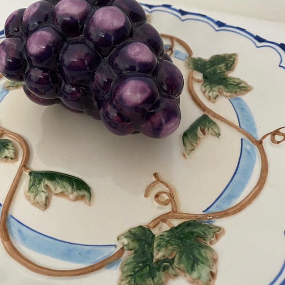 Bella Casa by Ganz 8" Wall Plate Decor Hand Painted Ceramic 3D Fruit Vine Grapes - Picture 2 of 9
